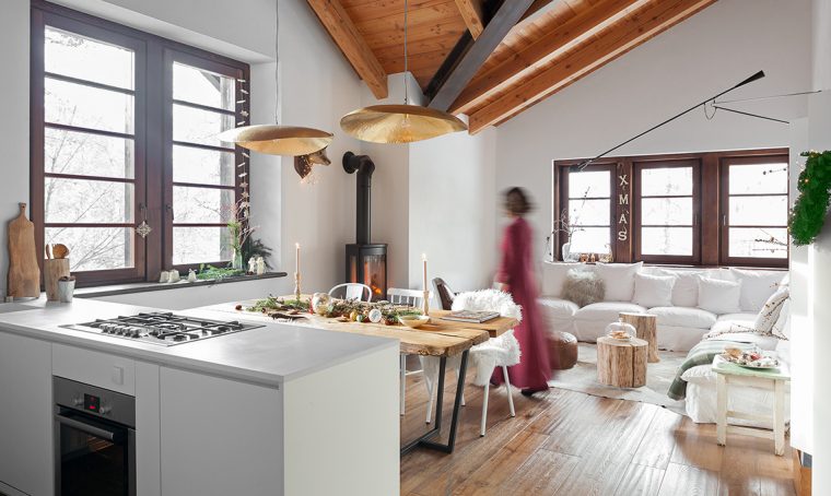 Arredare l’appartamento in baita con bianco, oro e legno naturale