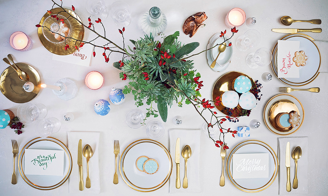 casafacile-tavola-natale-classica-rossa-bianco-oro-azzurro