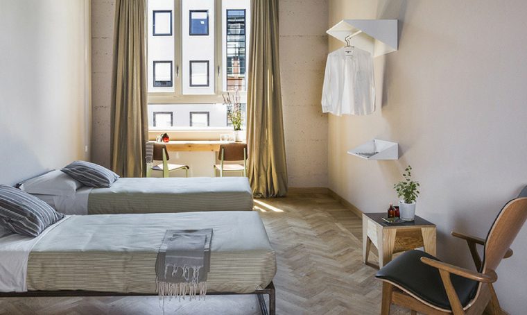 Cementine, design anni ’50 e arredi su misura caratterizzano CasaBASE a Milano