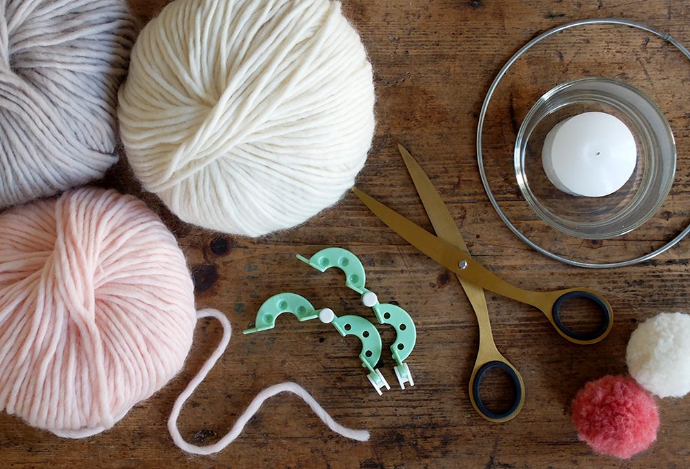 Realizzare un portacandele decorato con i pompon di lana