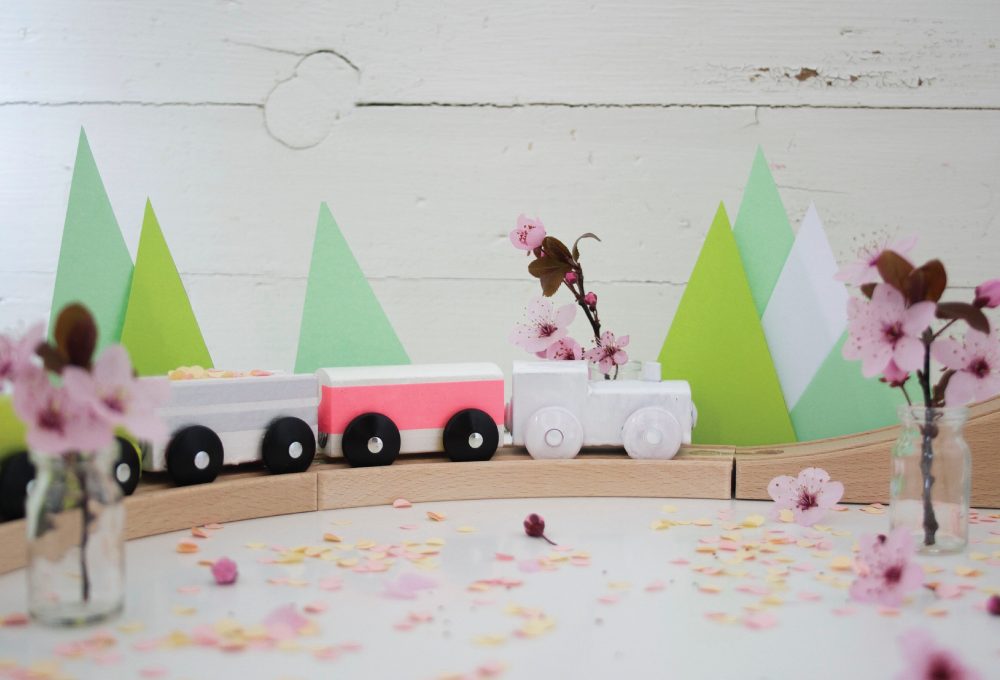 Decorare il trenino di legno con i washi tape