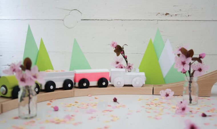 Decorare il trenino di legno con i washi tape