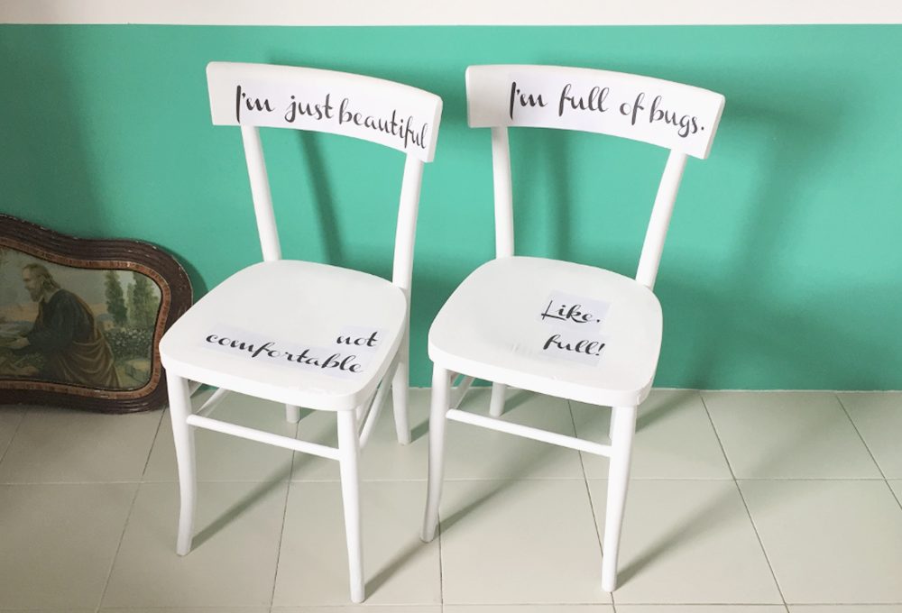 Decorare le sedie vintage con scritte tipografiche