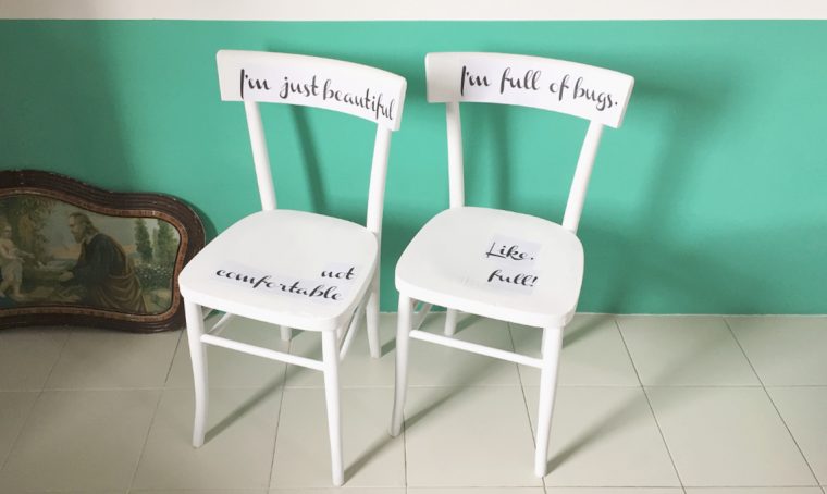 Decorare le sedie vintage con scritte tipografiche