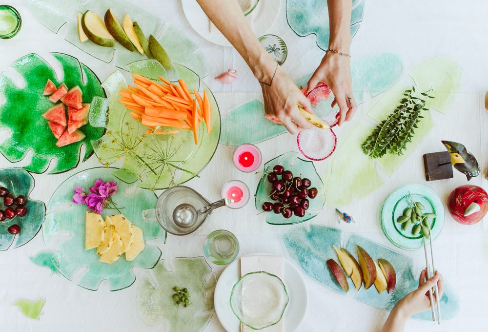 Mise en place botanica con gli oggetti in vetro di Chiara Valentini