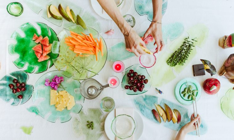 Mise en place botanica con gli oggetti in vetro di Chiara Valentini