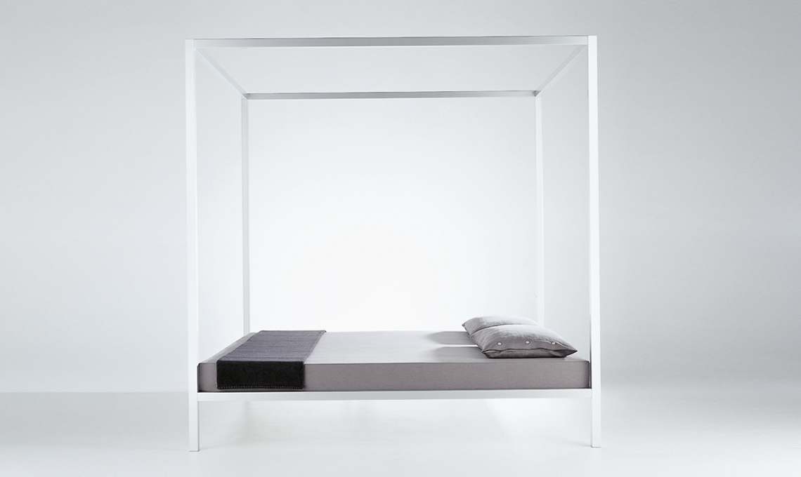 Letto a baldacchino moderno