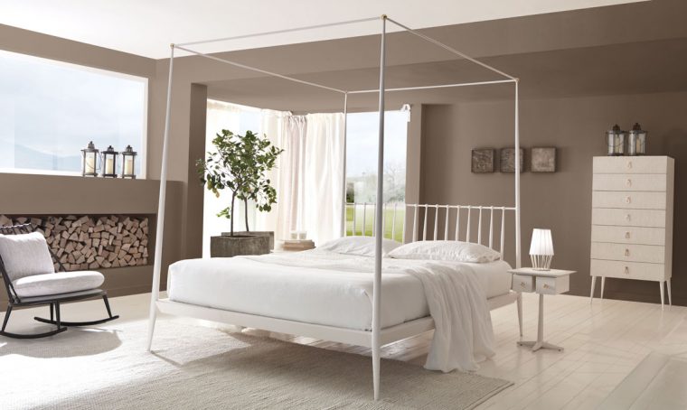 Letto a baldacchino per una camera romantica