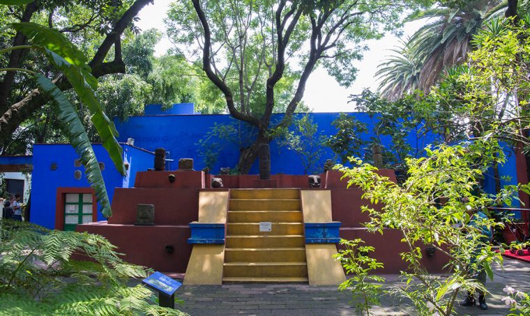 Nella casa di Frida Kahlo tra stucchi colorati e arte messicana