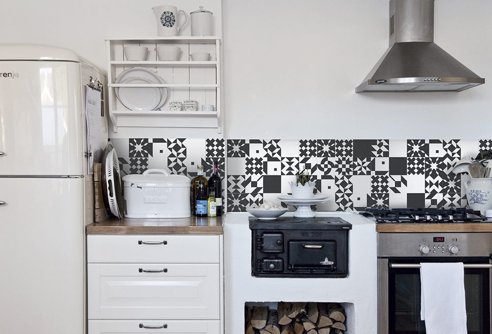 Rivesti e decora pareti e pavimenti con le piastrelle adesive