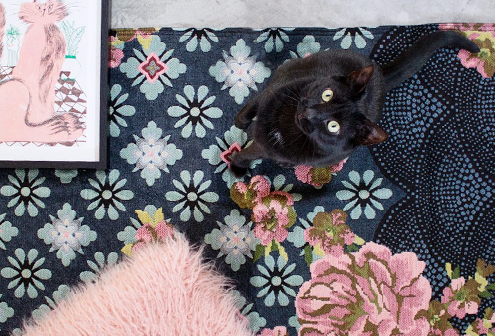 I gatti protagonisti dei complementi e delle stampe d’arredo
