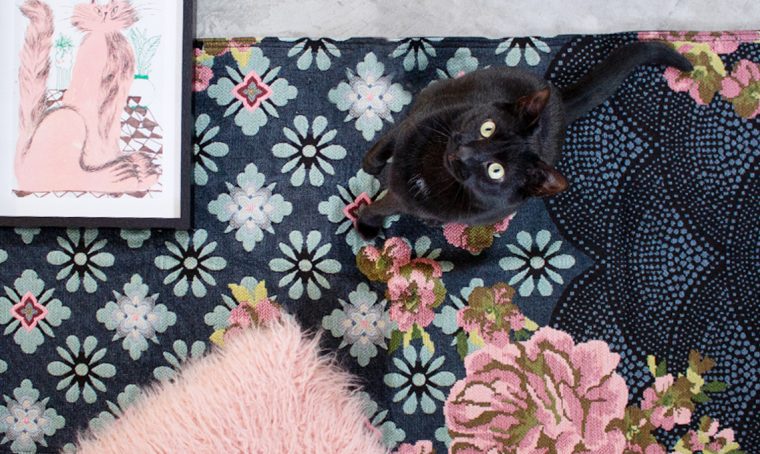 I gatti protagonisti dei complementi e delle stampe d’arredo