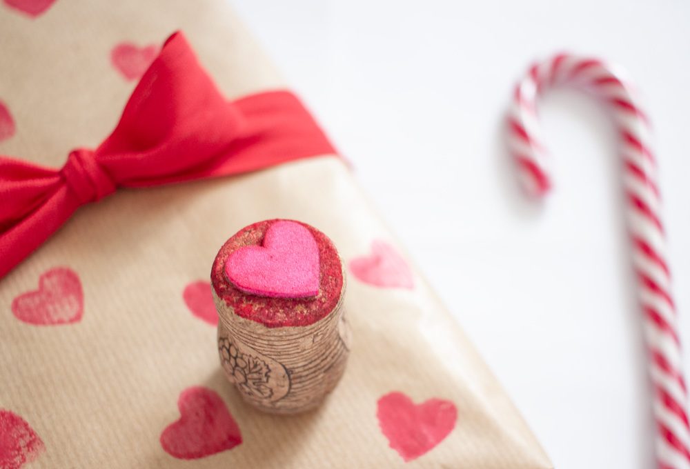 Personalizza i regali con il timbro fai-da-te a forma di cuore
