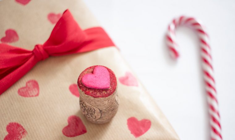 Personalizza i regali con il timbro fai-da-te a forma di cuore