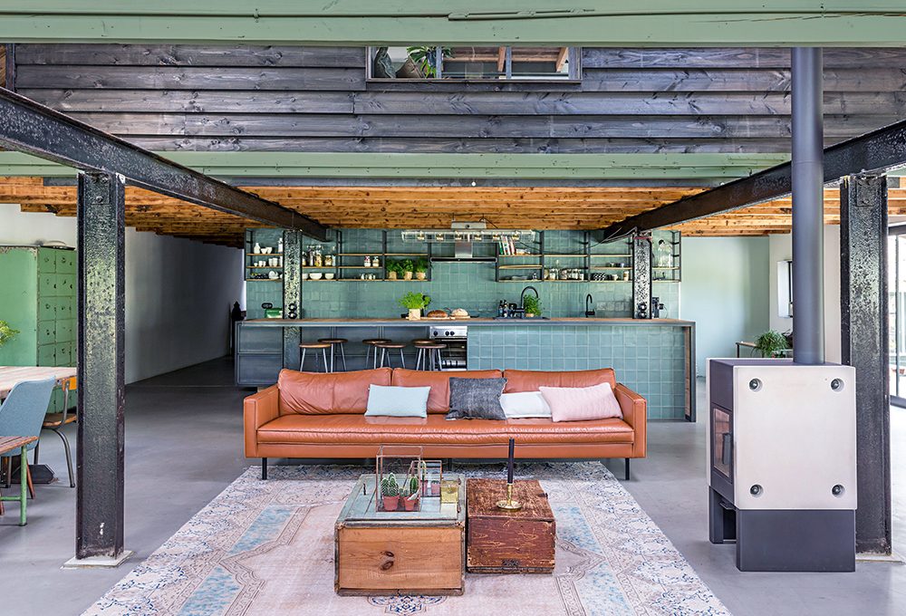 Arredare in stile industrial con acciaio, cemento e piante