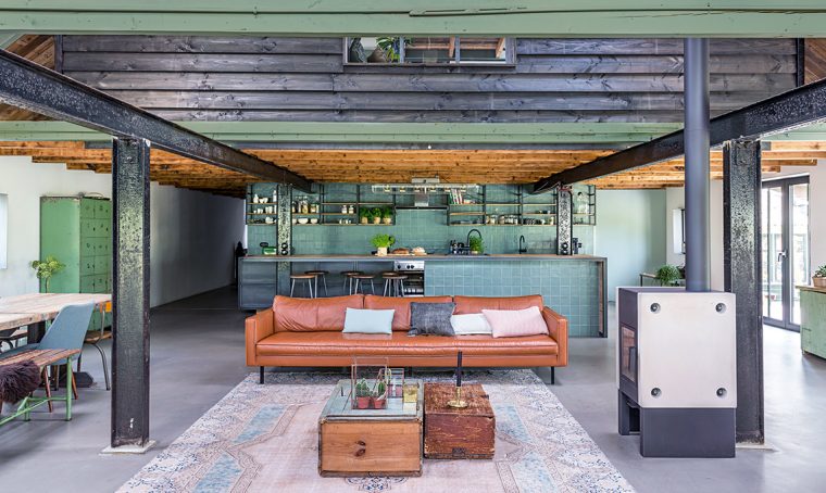 Arredare in stile industrial con acciaio, cemento e piante