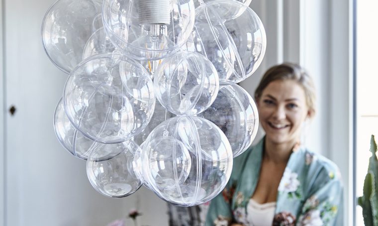Come creare un lampadario con le boules trasparenti