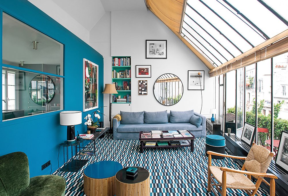 Lo studio si trasforma in casa con arredi vintage e un blu speciale