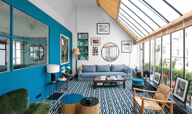 Lo studio si trasforma in casa con arredi vintage e un blu speciale