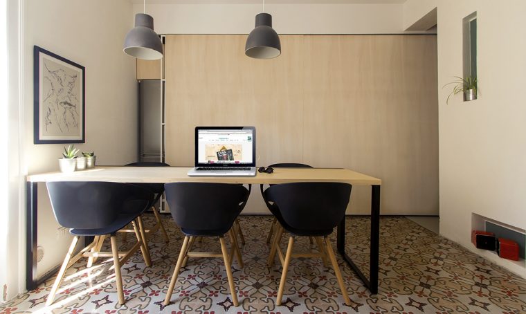 La parete scorre e la zona studio diventa cucina