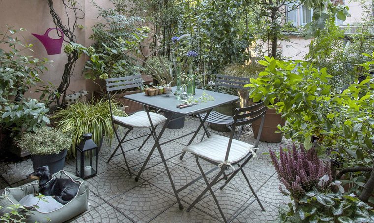 Un terrazzo verde tutto l’anno con le piante perenni