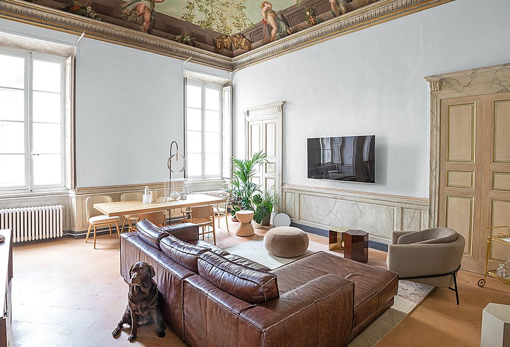 Una dimora storica arredata con pezzi di design e modernariato
