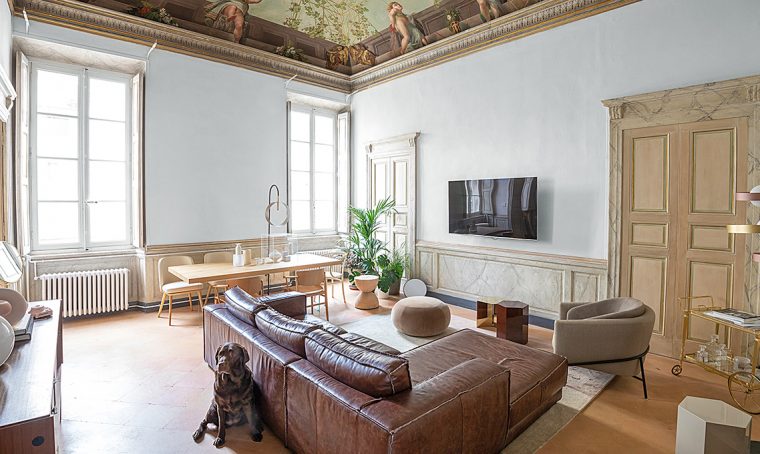 Una dimora storica arredata con pezzi di design e modernariato