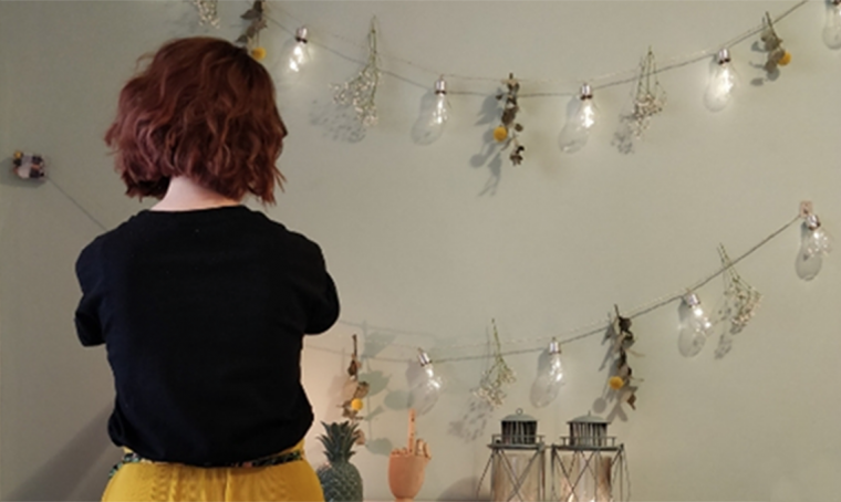 Decorare una parete con la ghirlanda di luci bistrot