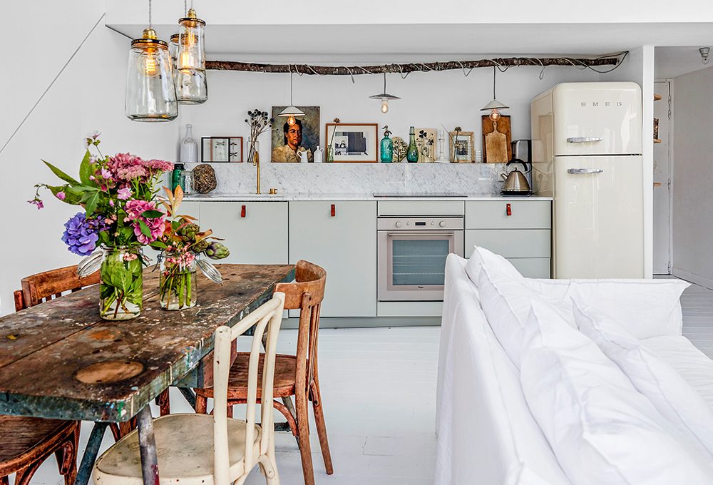 Stile rustico urbano nella casa sui tetti di Parigi