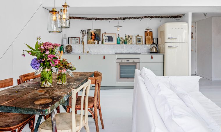 Stile rustico urbano nella casa sui tetti di Parigi