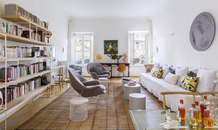 In un’elegante casa romana epoche e stili convivono con ironia