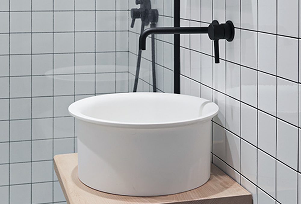 Il lavandino sospeso fai-da-te per il bagno