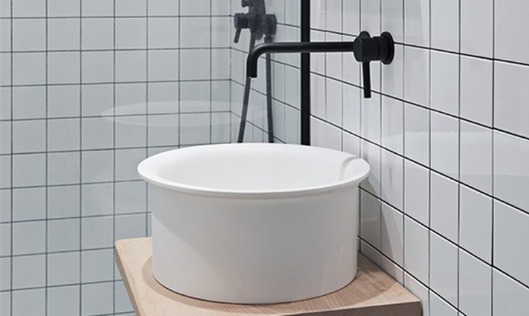 Il lavandino sospeso fai-da-te per il bagno