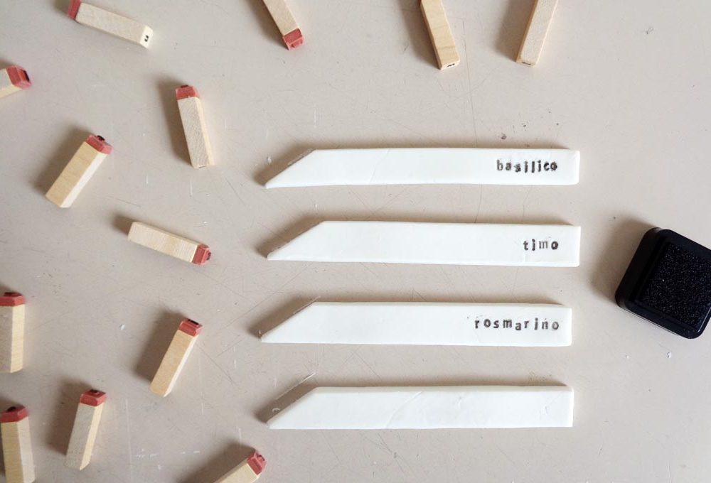 Targhette fai-da-te per le piante realizzate con la pasta per modellare