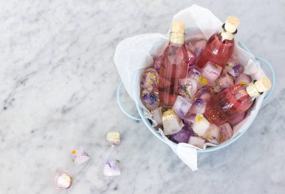 Come fare i cubetti di ghiaccio decorativi con i glitter