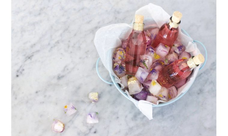 Come fare i cubetti di ghiaccio decorativi con i glitter