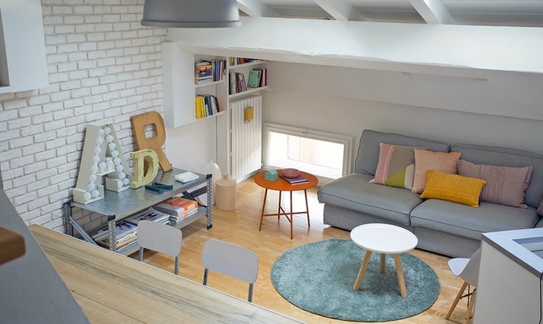 Il bilocale Anni ’90 si rinfresca con il bianco e i colori pastello