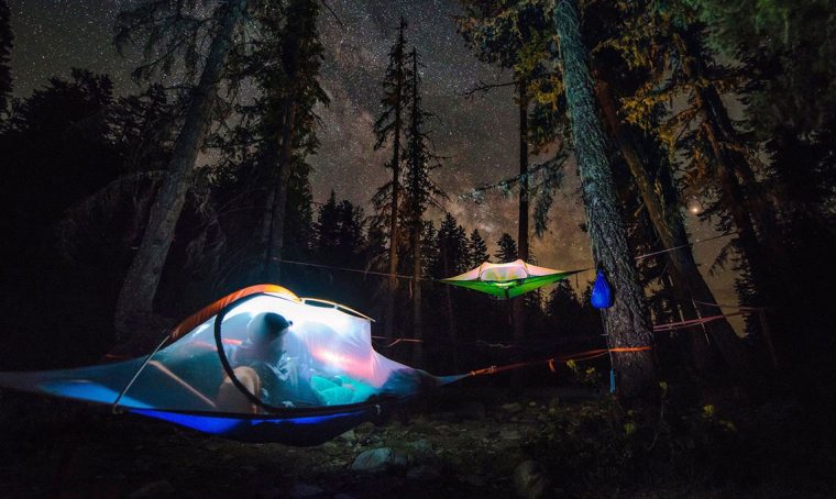 Dormire in una tenda sospesa nel bosco
