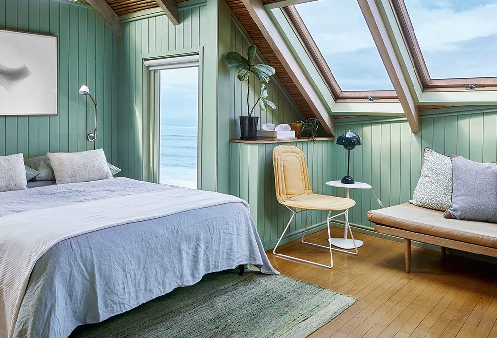 Toni dal verde all’azzurro e tanto legno per un effetto bungalow