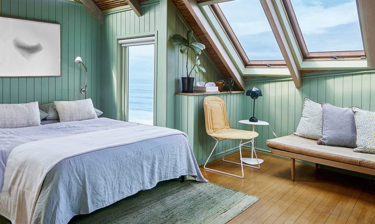 Toni dal verde all’azzurro e tanto legno per un effetto bungalow