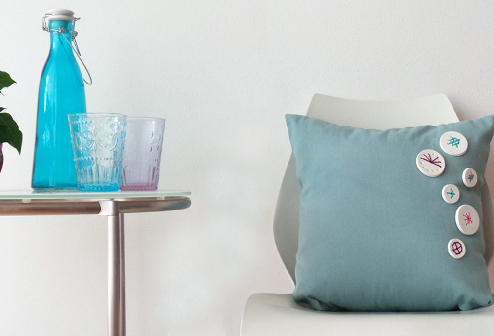 Decorare i cuscini con i bottoni fai-da-te