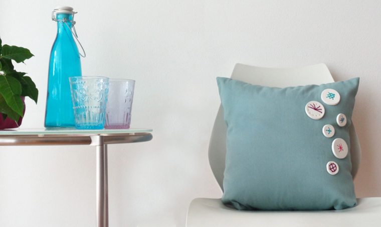 Decorare i cuscini con i bottoni fai-da-te