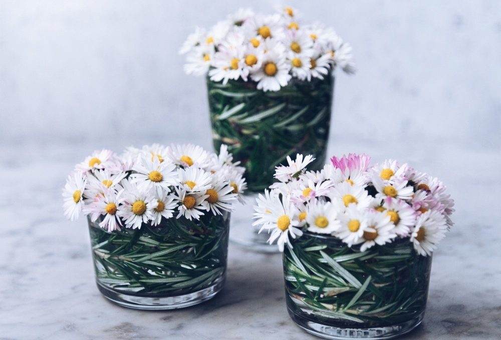 Decorare la tavola con fiori di campo e rosmarino