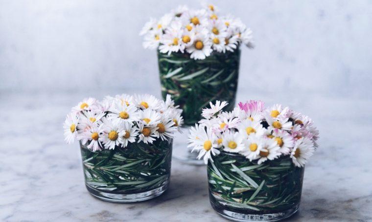 Decorare la tavola con fiori di campo e rosmarino