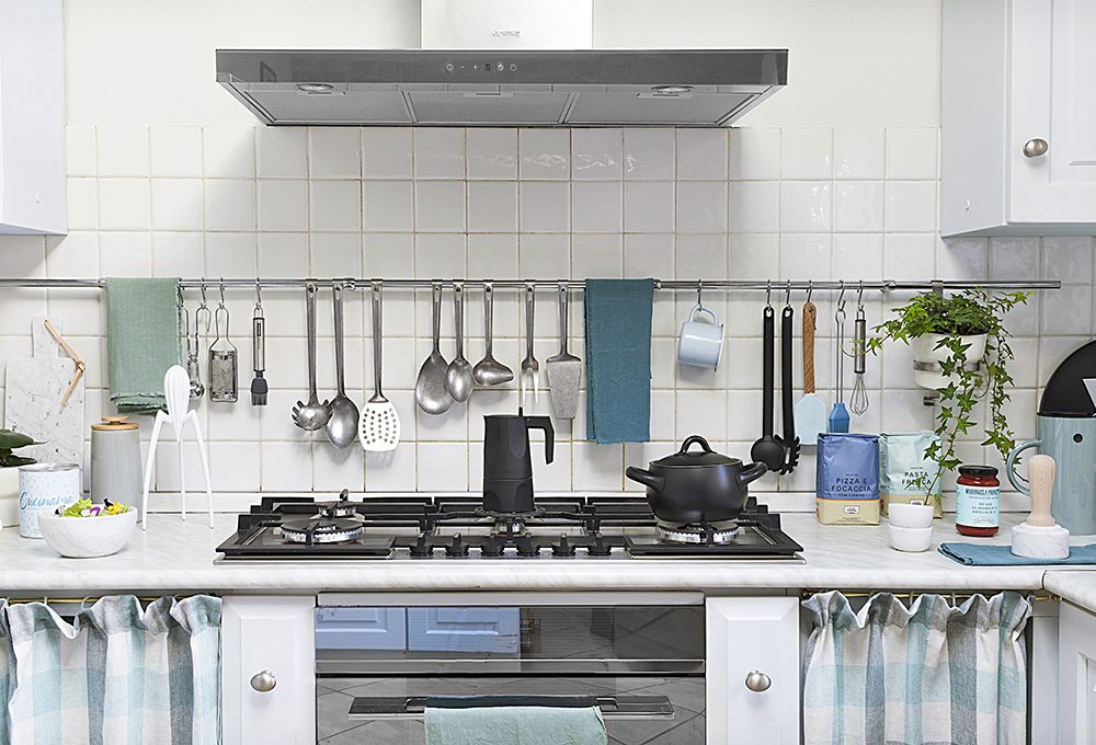 Basta una mano di colore per rinnovare la cucina
