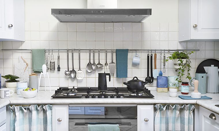 Basta una mano di colore per rinnovare la cucina