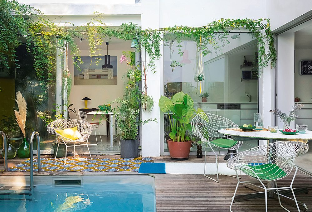 La vecchia officina diventa una casa colorata e originale