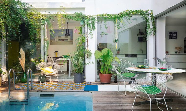 La vecchia officina diventa una casa colorata e originale