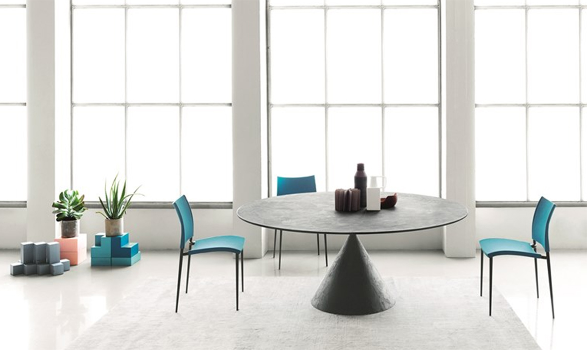tavolo tondo con base conica