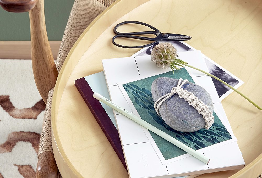 Come realizzare un sasso fermacarte decorato con il macramè